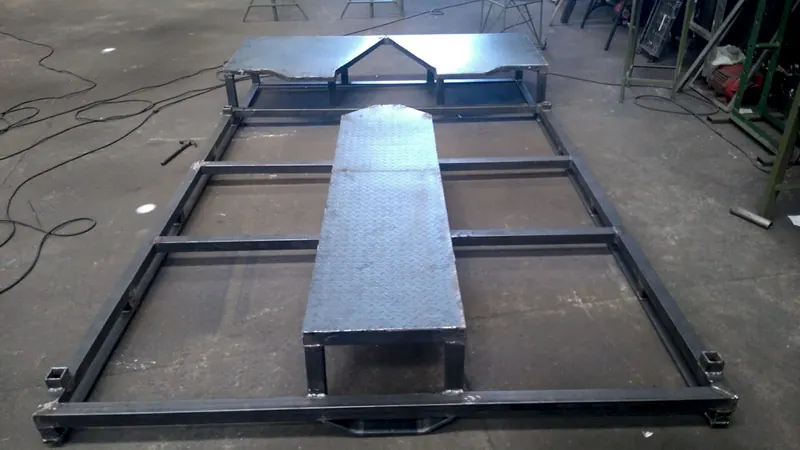 Base de aço com piso de chapa xadrez, fabricada na oficina